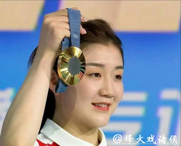 瞧瞧这是陈梦的一张照片，少女时代的她不胖脸上没有婴儿肥，笑得自然甜蜜坐在旁边的是羞涩的樊振东他们后来成为国乒顶梁柱