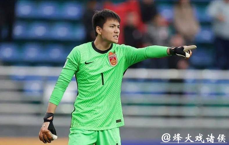 U23国门李昊回应晋级亚洲杯4强：计划有变，继续向前；队友晒门神图，快过年了给你贴上